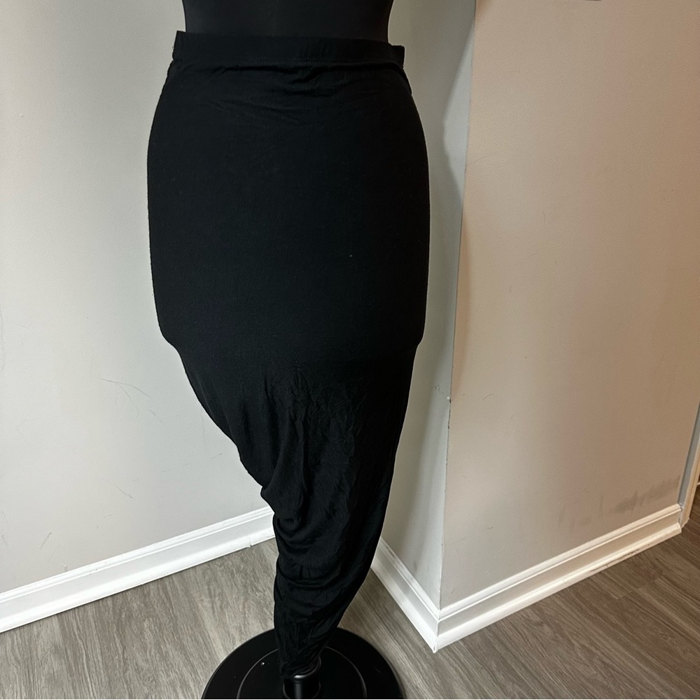 Daily Look Asymmetrical Ruched Black Skirt in Size Medium - Picture 4 of 7